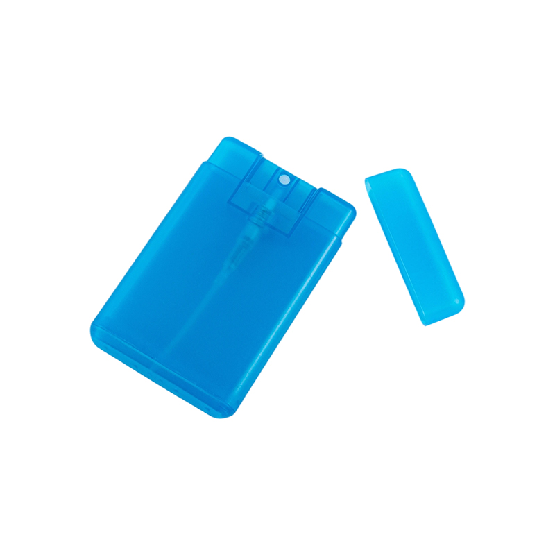 Sprühflasche im Kartenformat mit Staubkappe